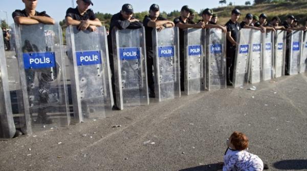 imaginea zilei surprinsa in turcia un bebelu sirian senin in fa a cordonului de poli i ti