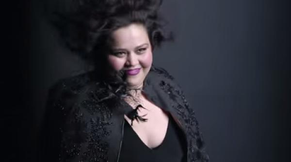 o femeie poate fi uimitoare indiferent de dimensiunile ei