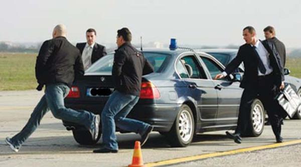 romania tv o agenta spp i a uitat o arma intr o toaleta publica