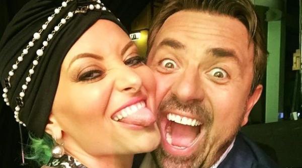 delia prc c8prc 99i horia brenciu s au sarutat pe scena   video