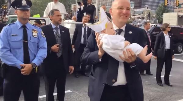 papa francisc fermecat la philadelphia de un bebelus costumat in haine papale