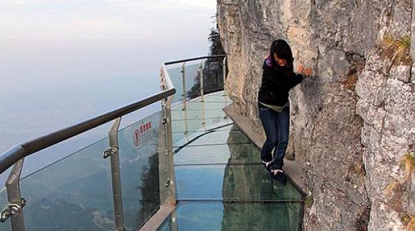 china turi ti in panica la peste 1 000 de metri dupa ce pasarela din sticla a crapat