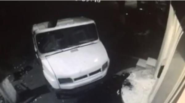 razboi politic trei tone de fecale varsate la un sediu de partid video