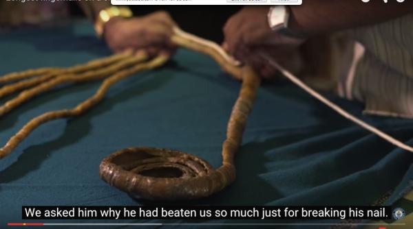 record omul cu cele mai lungi unghii la o mana video
