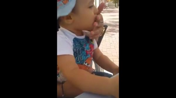 ocant un tata i i obliga copilul sa fumeze i sa bea