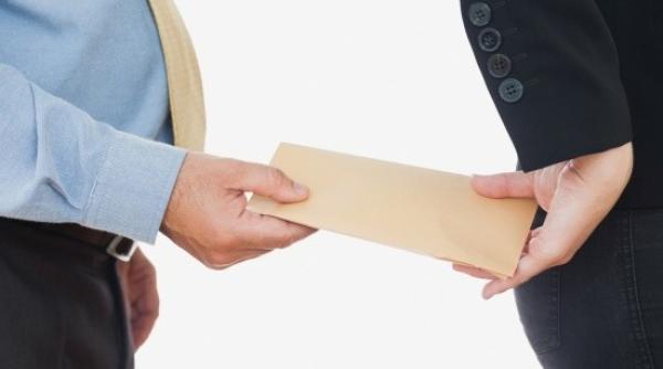 ofi er de poli ie re inut a fost prins in flagrant cand primea o mita uria a