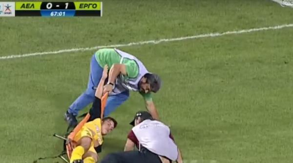 tot stadionul a ras ce au facut doi brancardieri