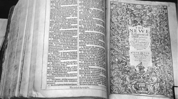 biblia pacato ilor care a scandalizat lumea cre tina scoasa la licita ie