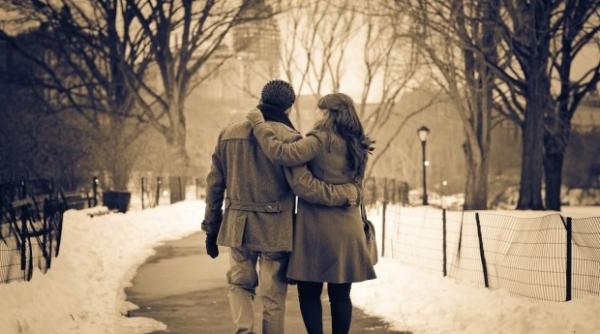 bancul zilei doi indragosti i se plimba in parc