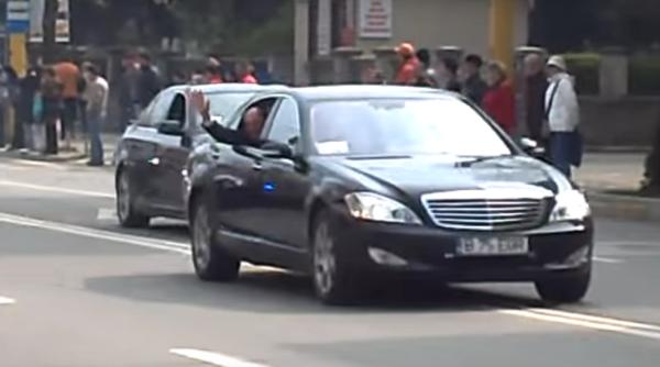 coloana oficiala a lui basescu huiduita in trafic iohannis incident similar