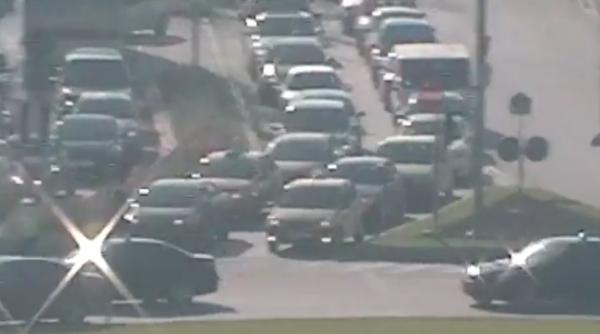 coloana oficiala a lui klaus iohannis huiduita in trafic video exclusiv