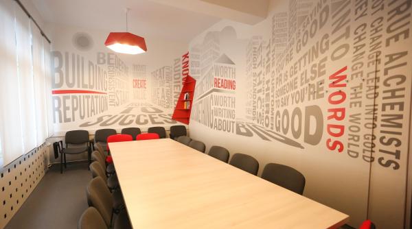 image pr prima agen ie de pr care modernizeaza o sala de curs a unei faculta i