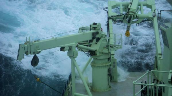 povestea romanului care vaneaza furtuni imagini impresionante