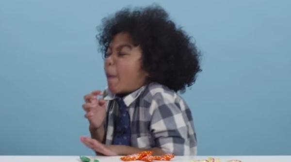 de halloween copiii americani invita i sa guste bomboane din intreaga lume video