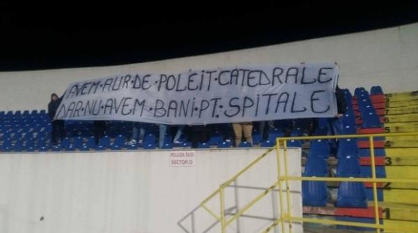 banner dedicat victimelor din colectiv confiscat de jandarmi foto