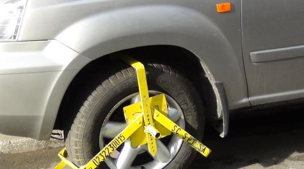 donatori de sange cu rotile blocate in fata centrului de transfuzii