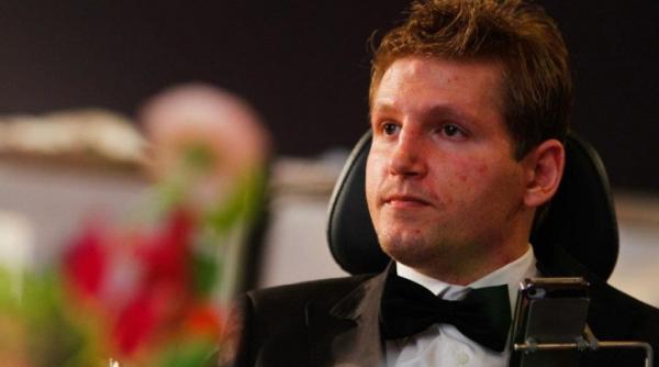 mihaita nesu gest emo ionant pentru victimele incendiului din colectiv