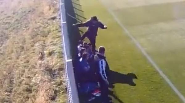 revoltator un antrenor i a batut elevul cu piciorul in fa a la marginea terenului