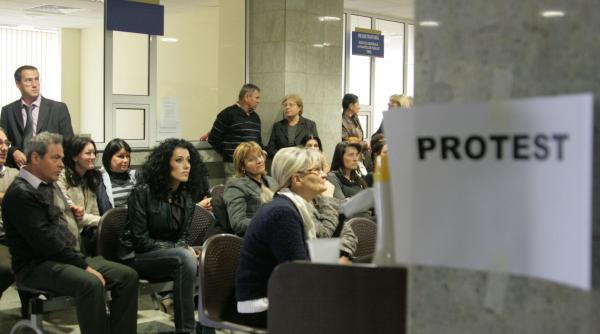 protest mii de angajati de la finan e nemul umi i de marirea salariilor pe est