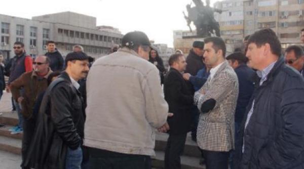 protest spontan  angajaprc c8prc 9bii fiscului au ieprc c8prc 99it in strada