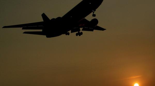 avion decolat din bucure ti aterizare de urgen a un pasager re inut