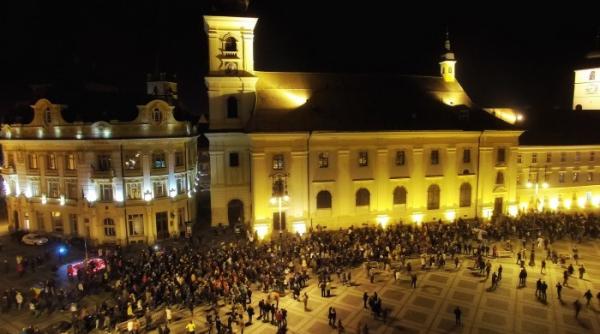 sibiu  sute de protestatari s au adunat in piata mare din centrul municipiului