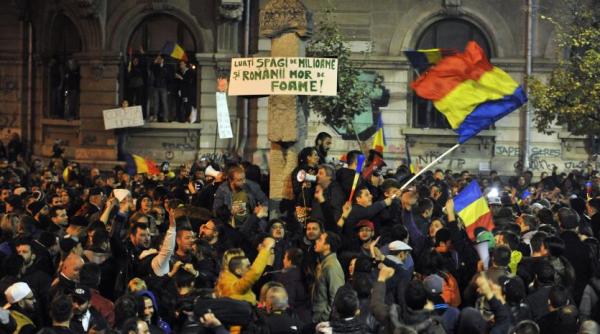 a treia seara de manifesta ii protest cu peste 10 000 de oameni in pia a universita ii