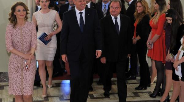 strategie ascunsa de ce se prelungesc consultarile dintre iohannis partide i societatea civila