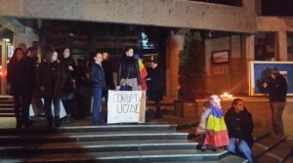 suceava  aproximativ 400 de tineri  la o manifestare pasnica in fata primariei