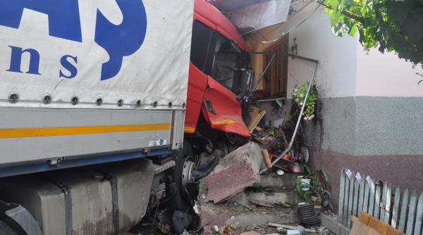 un tir a intrat intr o casa la miercurea sibiului