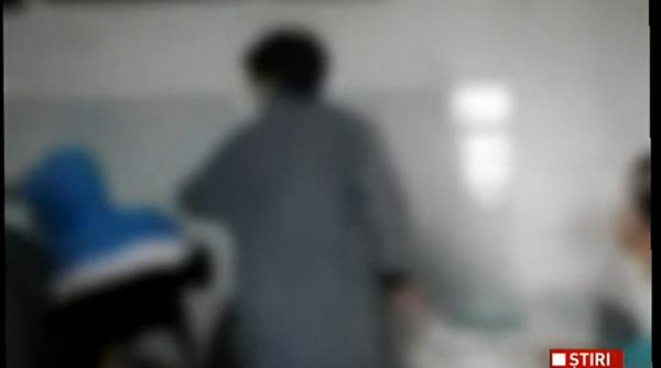 profesoara filmata in timp ce bate un elev