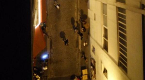 atentat paris foto tulburatoare oamenii acopera cadavrele