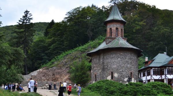 hunedoara drumul spre manastirea prislop in repara ie pelerinii nu vor avea de suferit