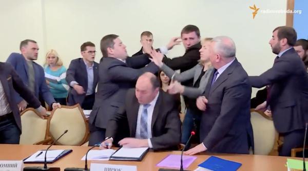 bataie in parlament imagini ocante video