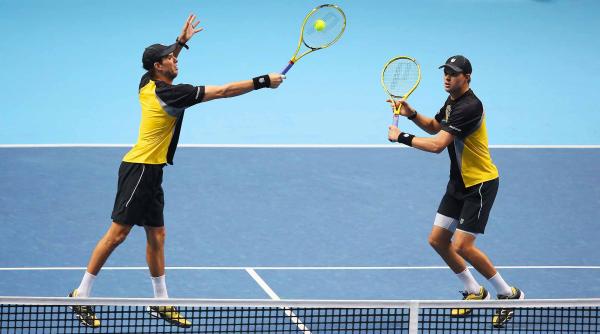 meci fabulos la turneul campionilor 2015 gemenii bryan au salvat cinci mingi de meci i s au calificat in semifinale