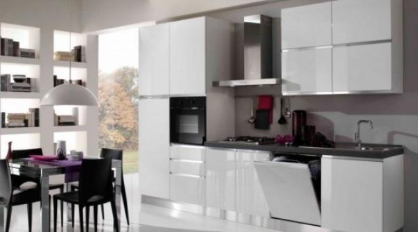 clipe de groaza pentru o femeie in bucataria locuintei sale