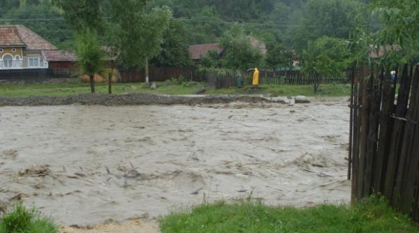 primele probleme din cauza ploilor toren iale bolovani cazuti si rauri care stau sa iasa din matca