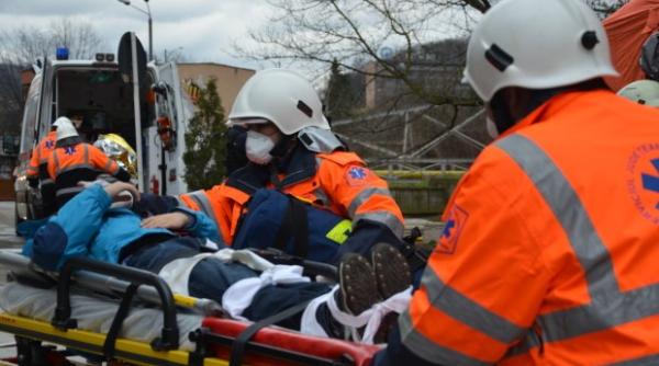 autocar cu 34 de persoane rasturnat ase oameni rani i