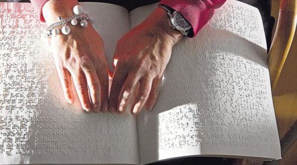 ghid turistic dedicat persoanelor nevazatoare lansat la cluj