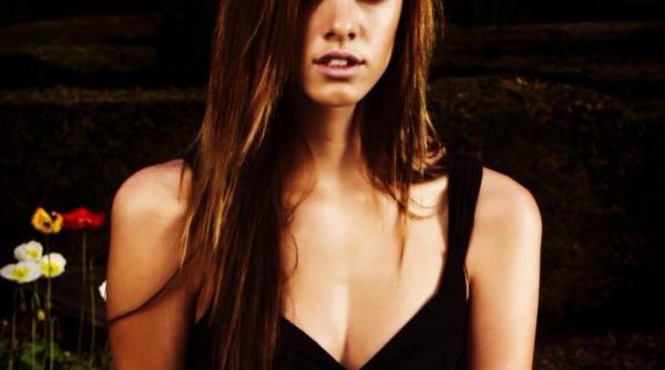 tanara cu cele mai lungi picioare face valuri pe net