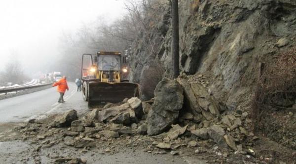 trafic blocat pe dn 7 din cauza unor caderi de bolovani vezi tronsonul afectat