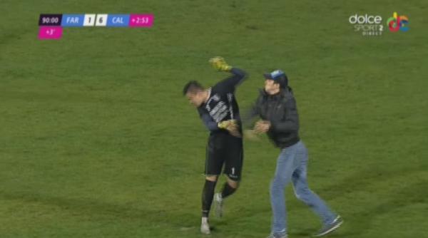 ocant portarul farului atacat de un suporter pe teren