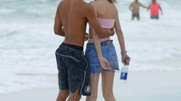 fiul lui will smith pe plaja cu iubita lui sexy