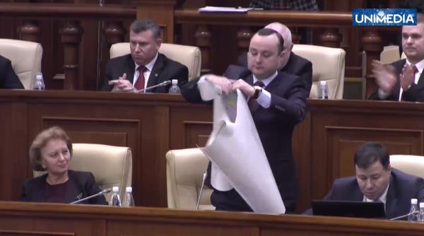 gest ocant in parlament a rupt harta romaniei mari