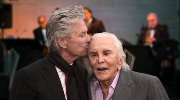 michael douglas poza emo ionanta alaturi de tatal sau kirk douglas