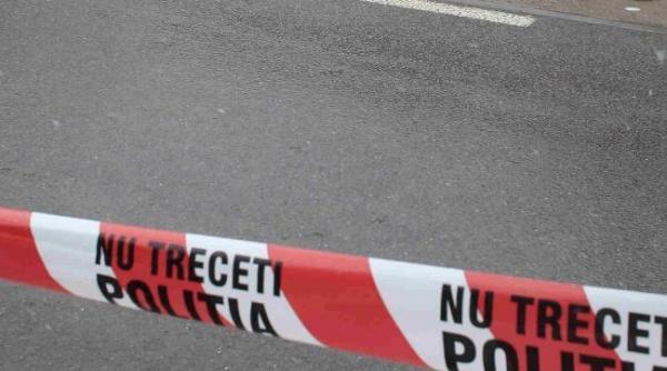 tragedie elev gasit spanzurat cu cravata de la uniforma colara de un stalp de electricitate