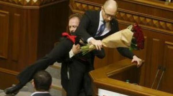 scene violente in parlamentul ucrainei video