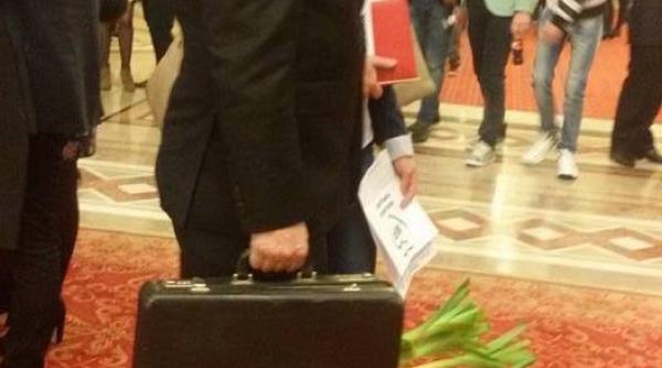 ce a avut gelu vi an in servieta la edin a pm de la palatul parlamentului