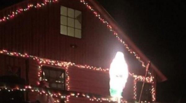 au chemat poli ia cand au vazut cum i a decorat vecinul casa de craciun