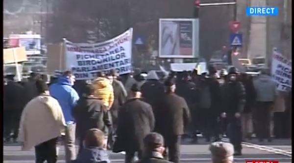 ciobanii iau cu asalt palatul parlamentului protestele degenereaza